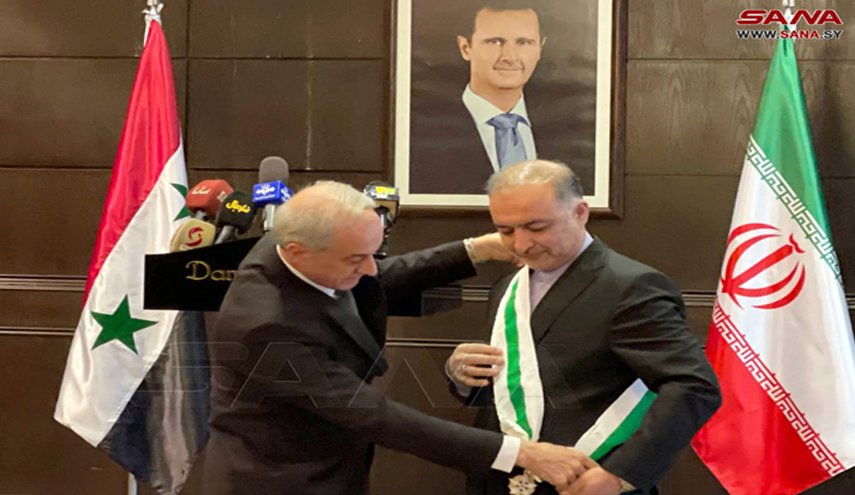 شاهد.. الرئيس الأسد يمنح سفير إيران وسام الاستحقاق السوري من الدرجة الممتازة