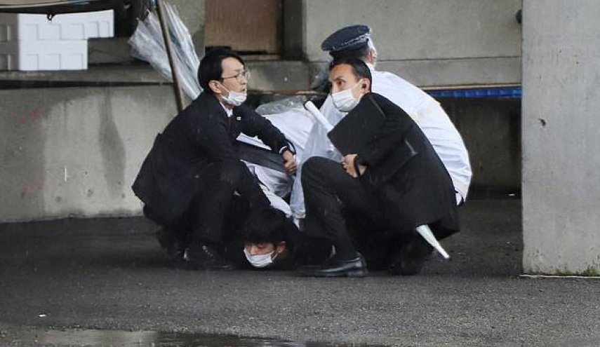 نخست‌وزیر ژاپن از حادثه انفجار در یک سخنرانی جان سالم به در برد