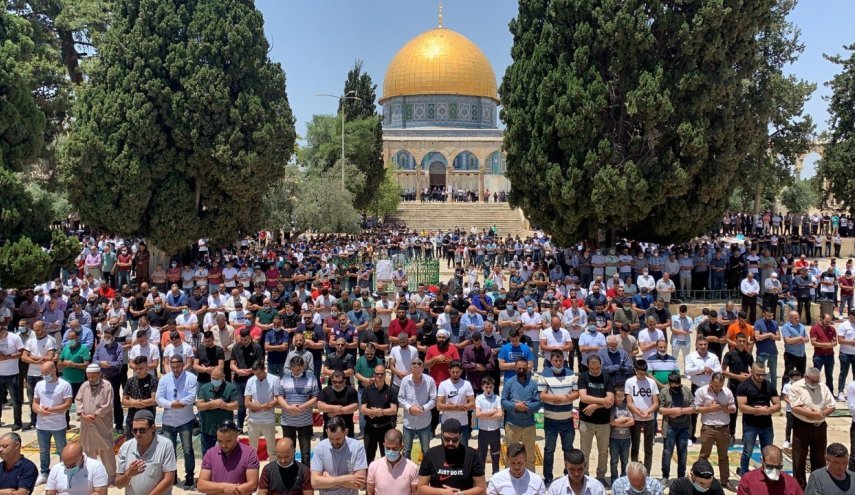 ده ها هزار فلسطینی نماز جمعه را در مسجد الاقصی اقامه کردند