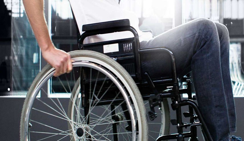 أصحَّاء ينشرون الوعي على كراسٍ متحركة