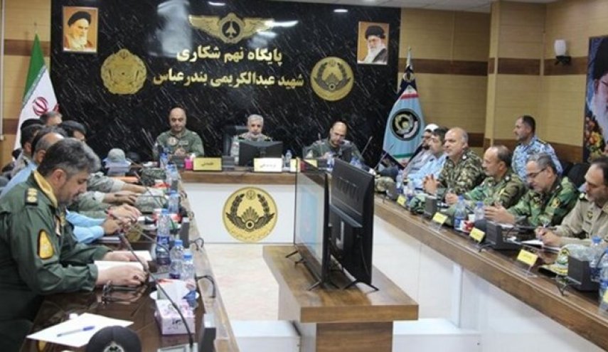 نائب قائد الجيش الايراني يتفقد قاعدة بندرعباس الجوية