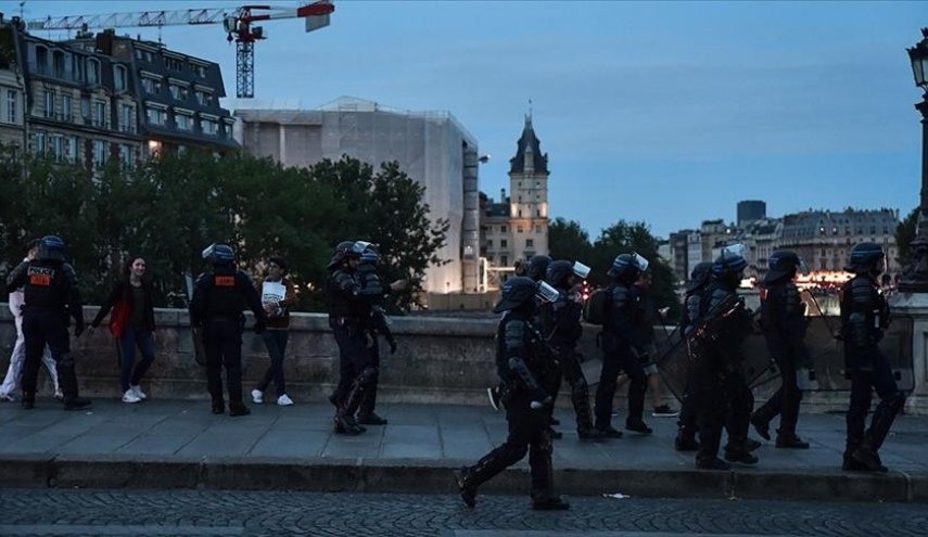 شرطة باريس تخلي شارع الشانزليزيه وسط الاحتجاجات المستمرة