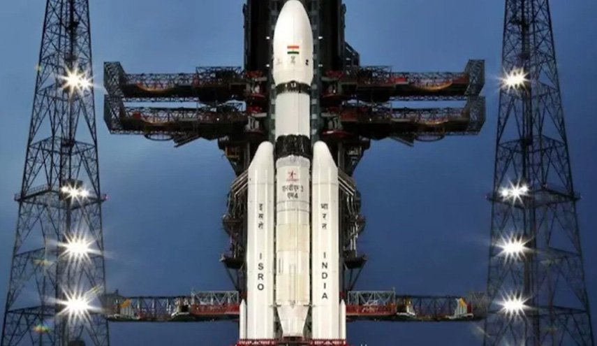الهند تطلق مركبة فضاء للهبوط عند القطب الجنوبي للقمر 