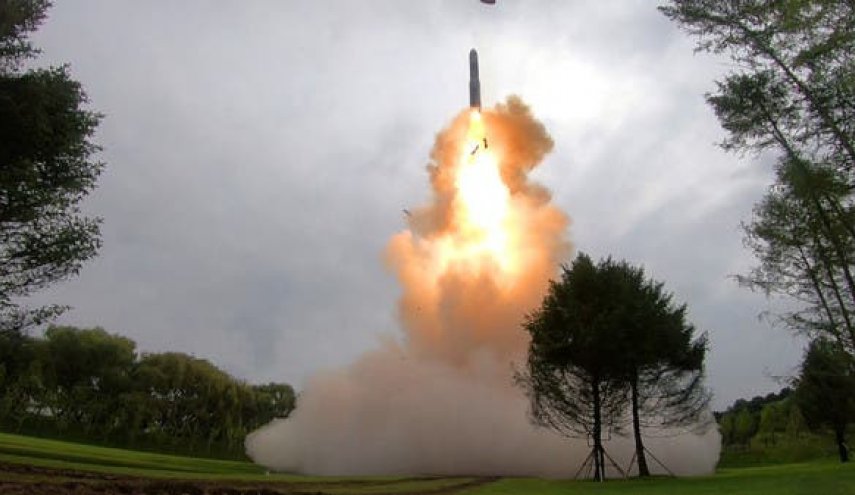 كويا الشمالية تطلق صاروخا باليستيا في بحر اليابان