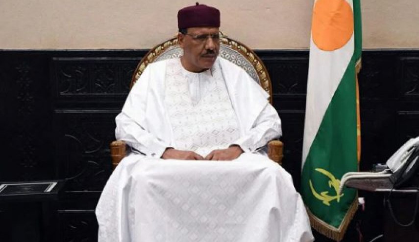 أول تعليق لرئيس النيجر بعد عزله ... أميركا تدعو إلى الإفراج عن بازوم