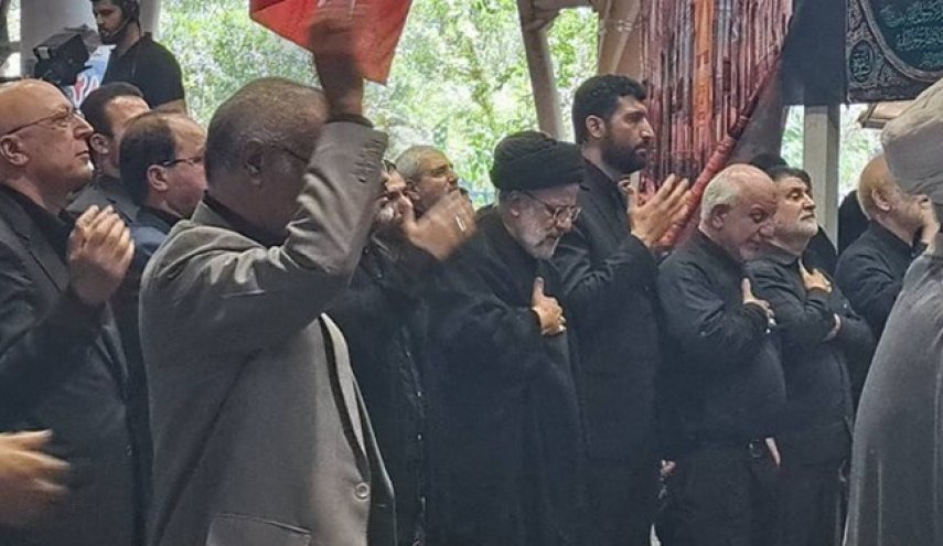 الرئيس الايراني يحضر مراسم عزاء بين حشود المصلين بمصلى جامعة طهران