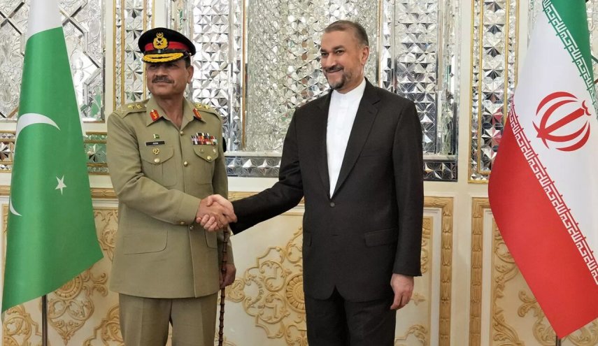 وزير الخارجية الإيراني يلتقي قائد الجيش الباكستاني