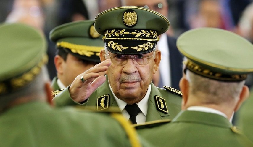  الجيش الجزائري يؤكد استعداده لمواجهة أي خطر يهدد بلاده