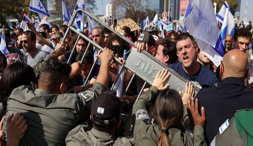 مسدود شدن راه‌ها و تجمع مقابل خانه مقامات صهیونیست در تل آویو