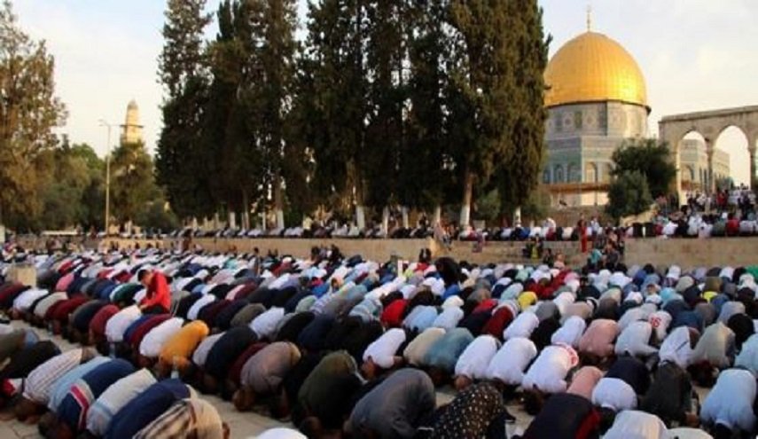 50 ألف فلسطيني يؤدون صلاة الجمعة في المسجد الأقصى