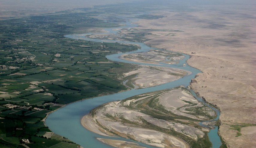 الوفد الفني الإيراني یتفقد محطة قياس المياه في نهر هيرمند