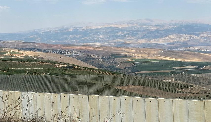 دوريات إسرائيلية تتفقد أجهزة مراقبة مثبتة على الجدار العازل 