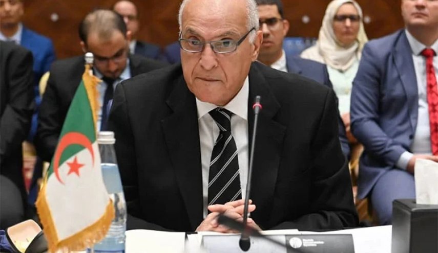 وزير خارجية الجزائري يطرح خارطة طریق لحل قضية النيجر