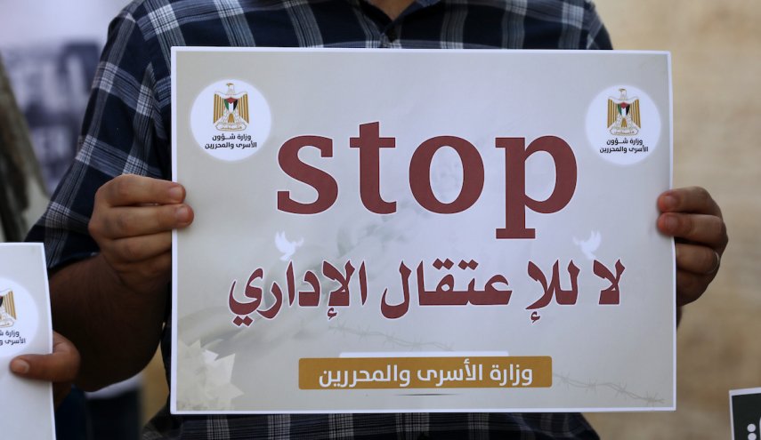 الأسيران محمد اخميس وهادي نزال يعلقان إضرابهما عن الطعام