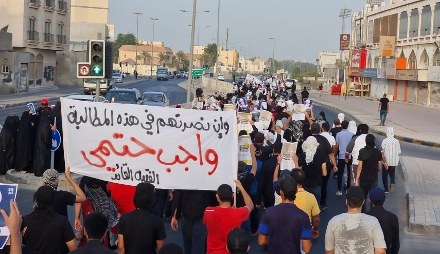 صيحات معتقلي البحرين في السجون ووقفات الشعب المناصرة لهم في الشارع