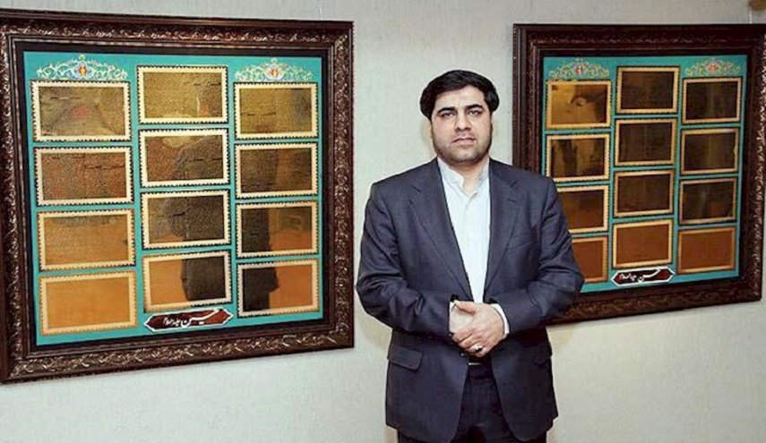 فنان إيراني يخط القرآن الكريم على تحفة فنية + صورة