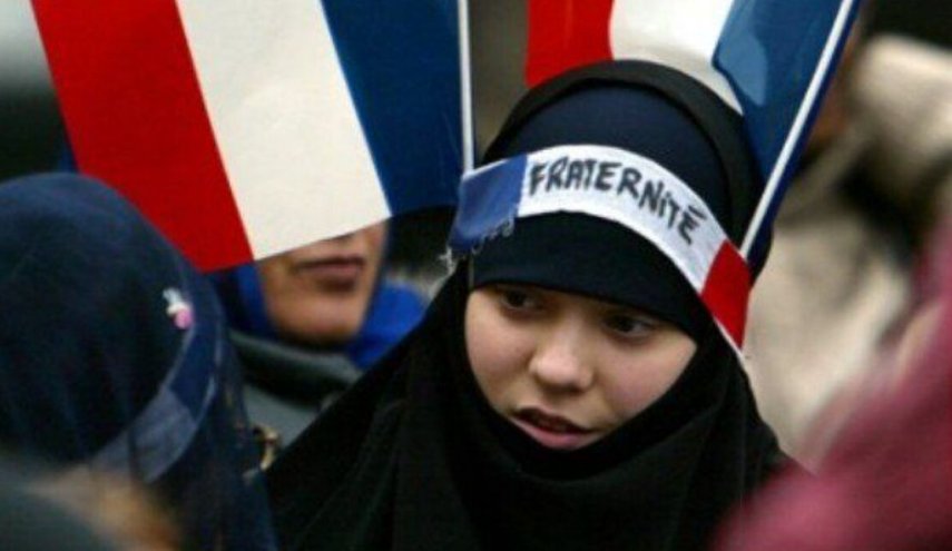 فرانسه عبای اسلامی را برای دختران در مدارس ممنوع کرد
