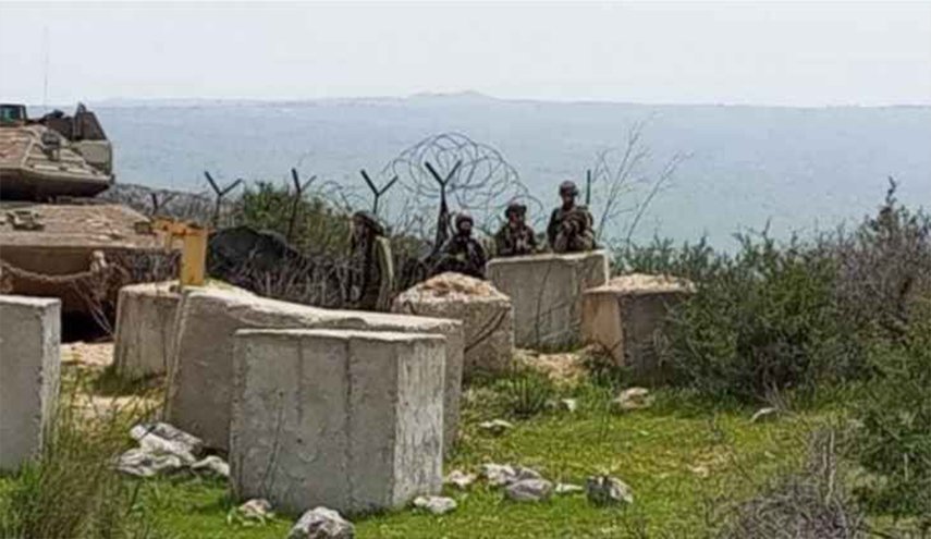 جنود الاحتلال يتفقدون أجهزة مراقبة الجدار العازل جنوبي لبنان