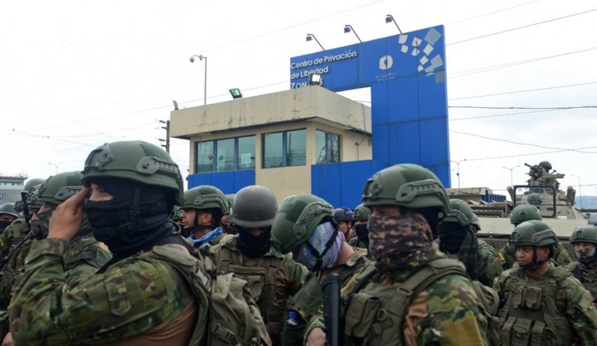 سجناء يحتجزون 57 حارسا وشرطيا في الإكوادور
