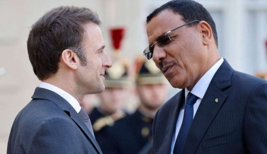 ماكرون يقول إنه يتحدث يوميا مع رئيس النيجر المعزول بازوم!