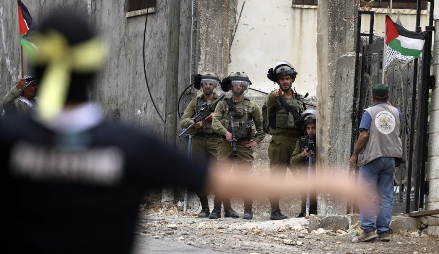قوات الاحتلال تقتحم بلدات الضفة والفلسطينيون يردون