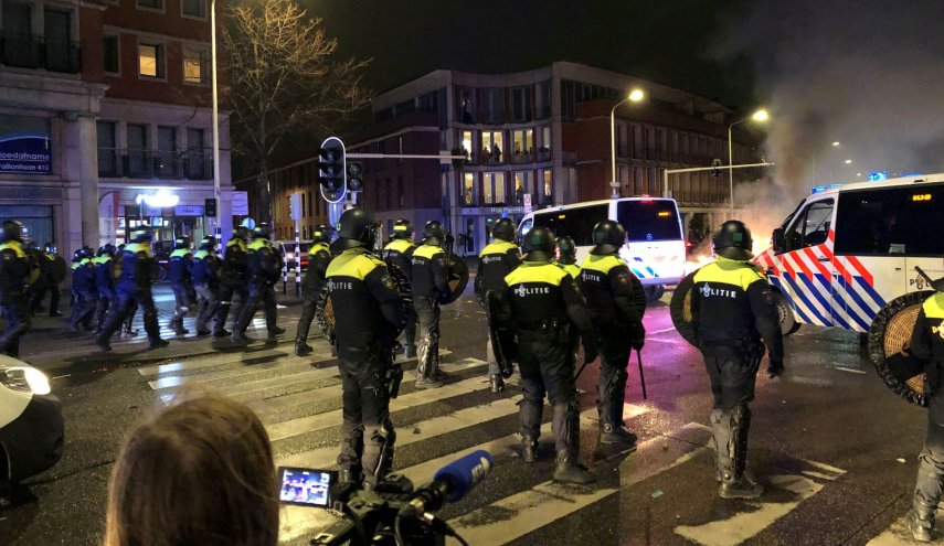 احتجاجات هائلة في هولندا والشرطة تستخدم خراطيم المياه لفض التجمعات

