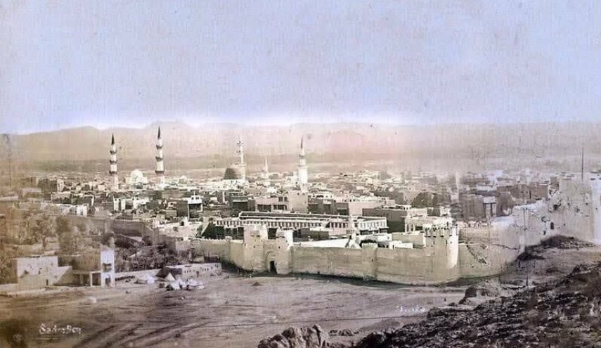 صورة نادرة للمسجد النبوي الشريف ومراقد ائمة البقيع