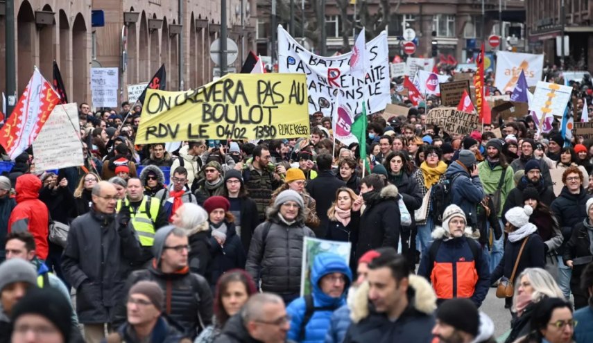 عشرات الآلاف يحتجون في فرنسا على عنف الشرطة

