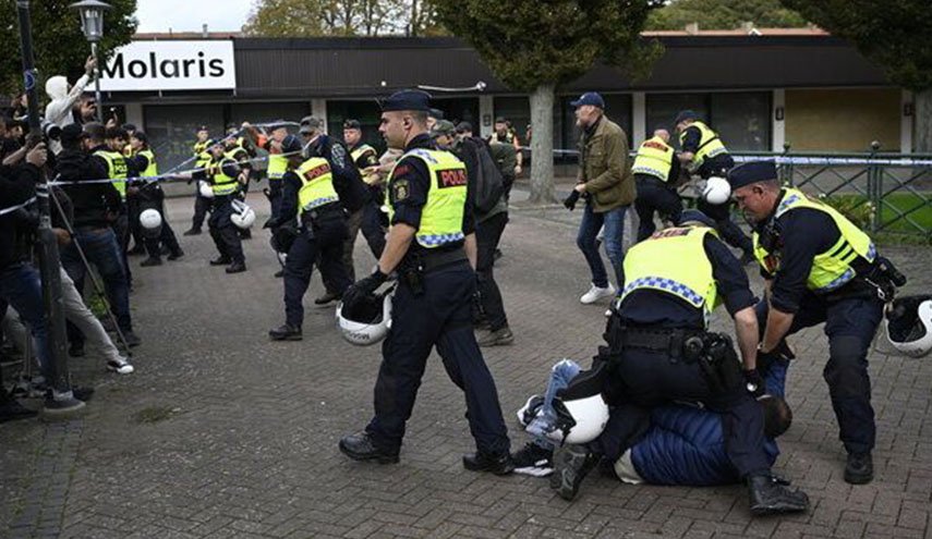 هتاکی دوباره به قرآن کریم در سوئد و برخورد پلیس با معترضان