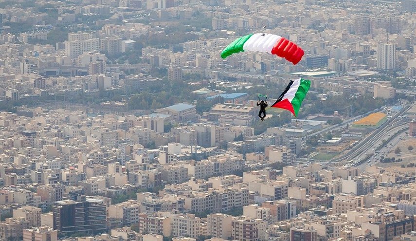 شاهد.. العلم الفلسطيني يرفرف في سماء العاصمة طهران