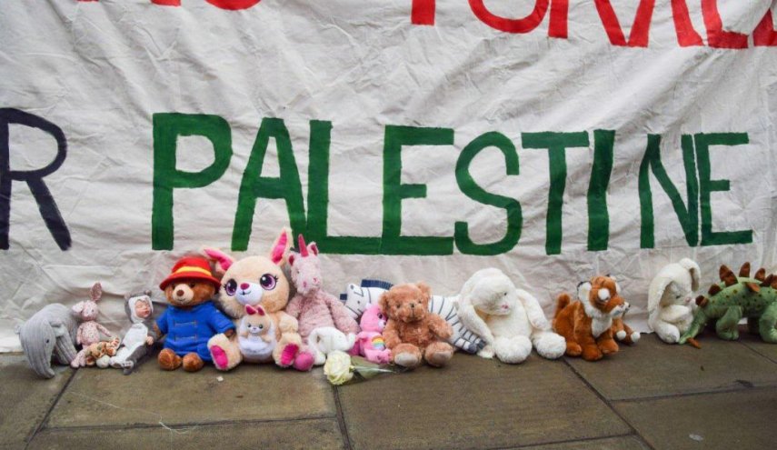 براءة الاطفال.. الدمى لغة أطفال لندن في دعم غزة وأطفالها+صور