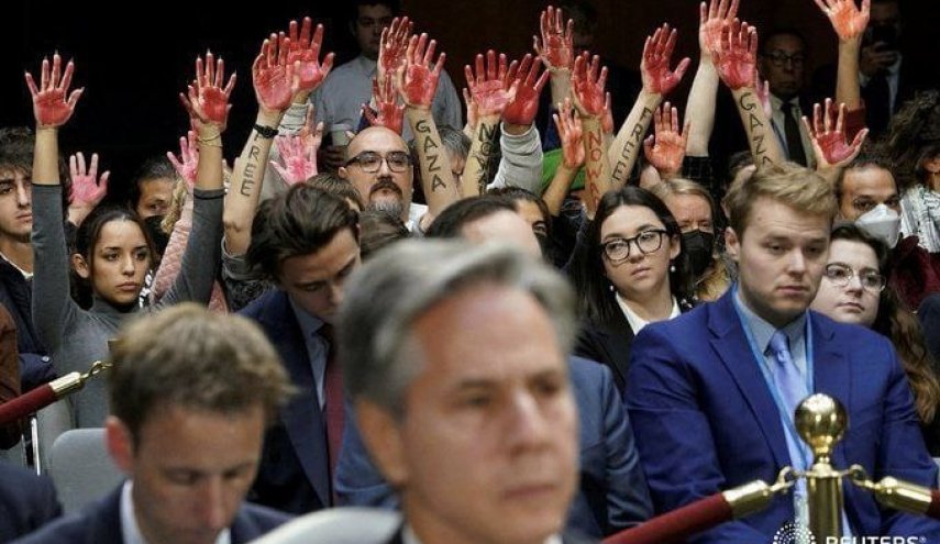 اعتراض به سخنرانی بلینکن در سنا با دست‌های خونین + عکس