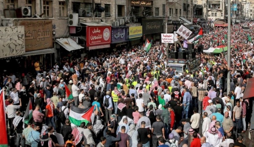 ماذا طلب آلاف المتظاهرين الغاضبین في عمان من الملك عبد الله الثاني؟