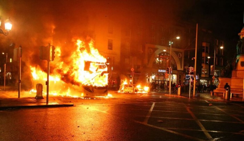 آشوب در پایتخت ایرلند/ معترضان شهر را به آتش کشیدند