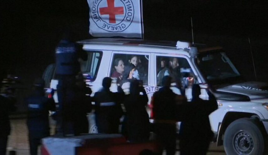 كتائب القسام: تسليم 13 إسرائيليا و7 من جنسيات أخرى من المحتجزين للصليب الأحمر

