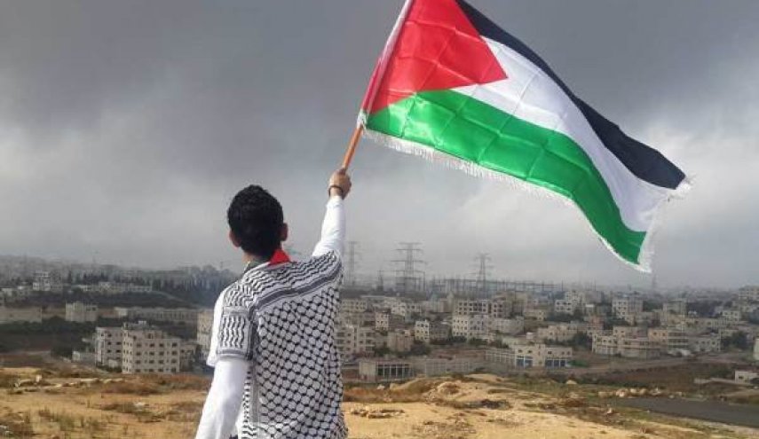 مشارکت شهروندی از غزه در مراسم استقبال از اسرای آزادشده در کرانه‌باختری+فیلم