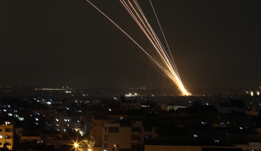 القسام تقصف القدس المحتلة برشقة صاروخية وهروب مستوطنيها