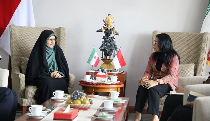 مساعدة الرئيس الإيراني تدعو لتوسيع العلاقات مع إندونيسيا في مجال المرأة