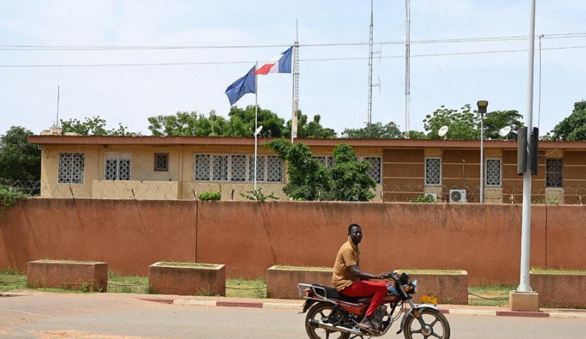 فرنسا تغلق سفارتها في النيجر لهذا السبب..
