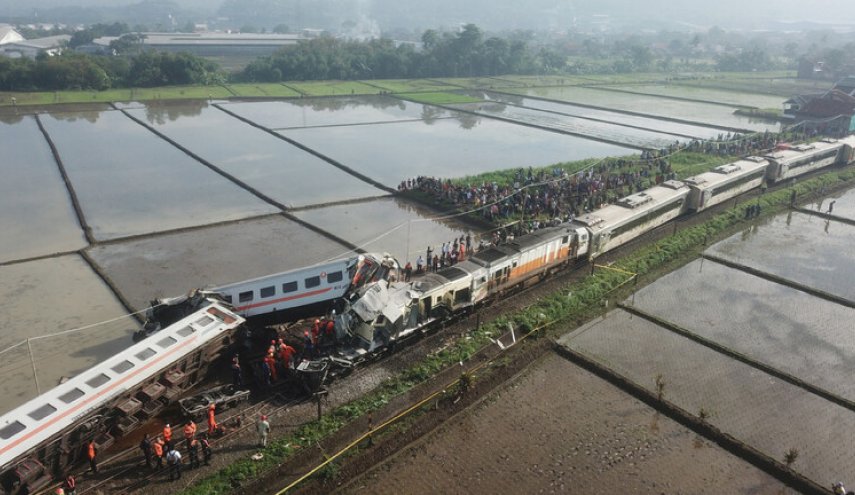 ۳ کشته و ۲۸ زخمی در تصادف دو قطار در اندونزی+ ویدئو و تصاویر 