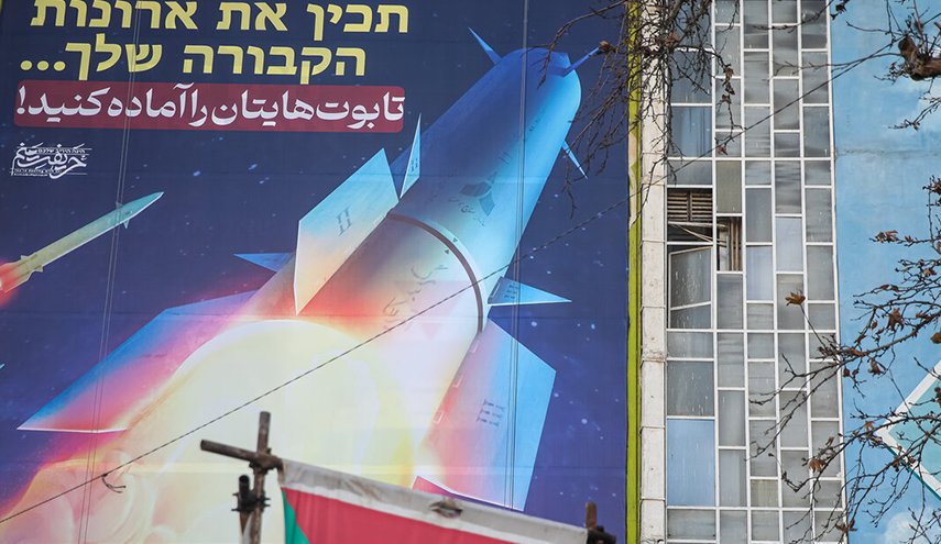 أحدث جدارية في طهران: جهزوا توابيتكم! + صور