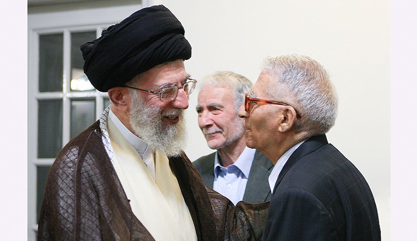 قائد الثورة يعزي بوفاة الفيلسوف الإيراني الدكتور كريم مجتهدي + صور
