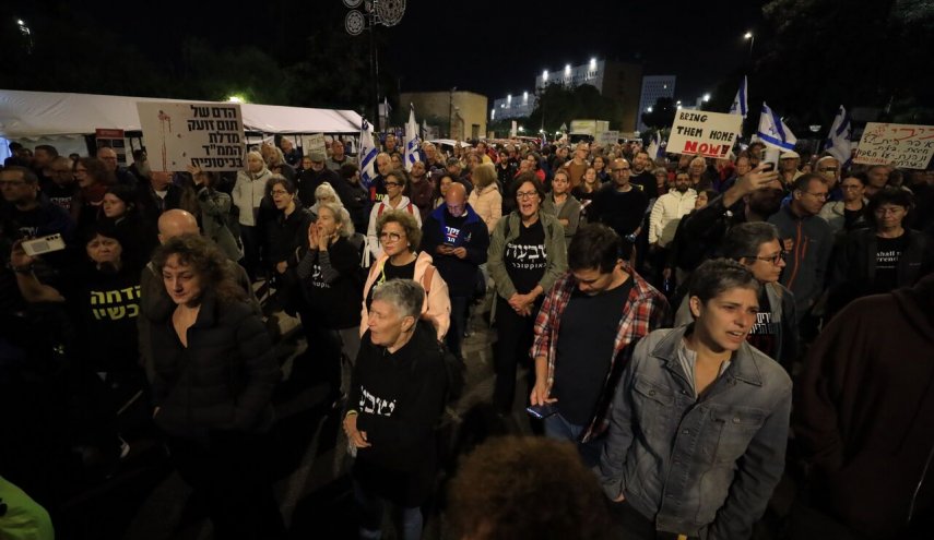 تجمع اعتراض آمیز خانواده های اسیران مقابل خانه نتانیاهو

