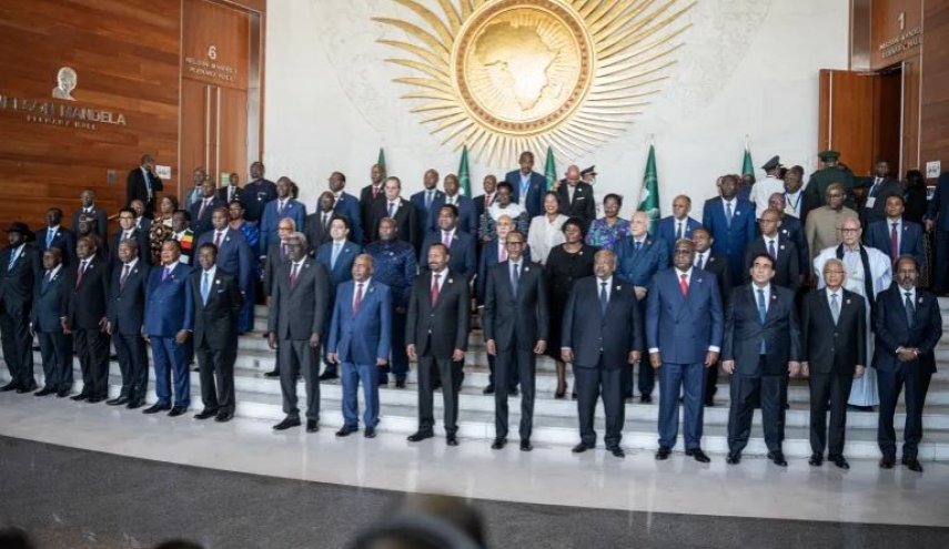 لوموند: الاتحاد الأفريقي يحظر 