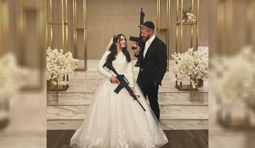 شاهد.. اسرائيليان يحملان اسلحة بليلة زفافهما وبرلماني اسباني: انه مجتمع مريض بالكراهية!