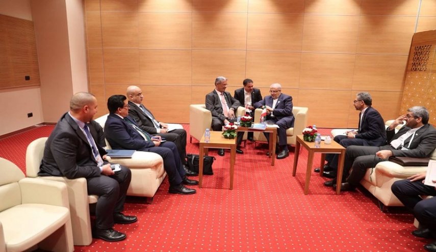وزير النفط العراقي يلتقي نظيره الايراني على هامش قمة الجزائر 