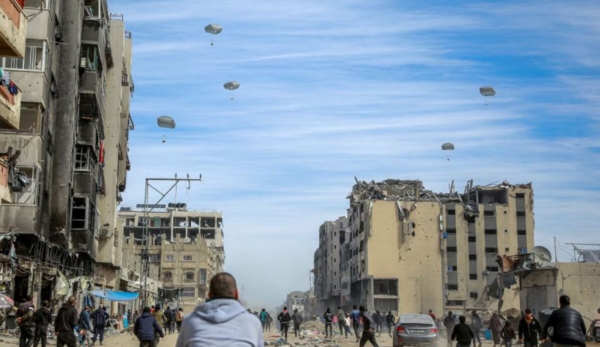 تحلیلگر مصری: کمک‌های هوایی به غزه توهین به بشریت است