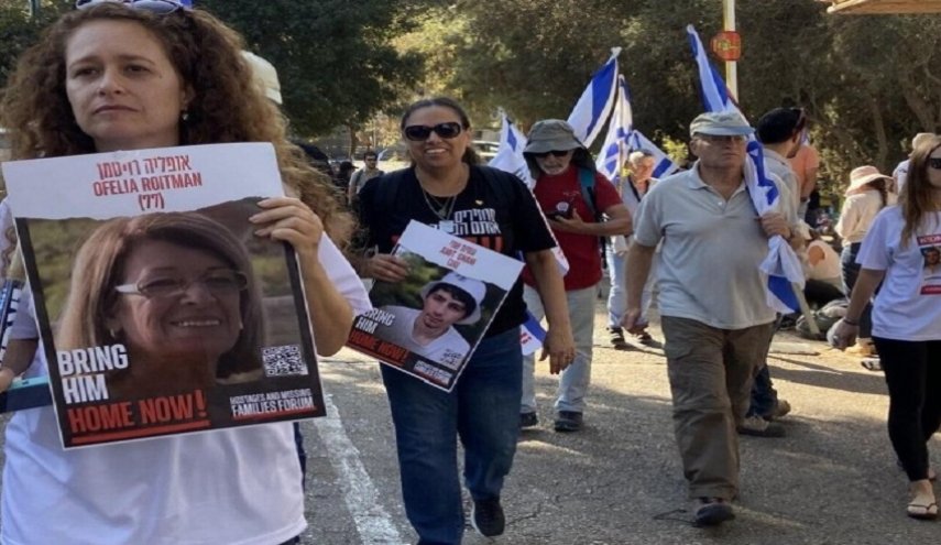 أقارب أسرى إسرائيليين يتظاهرون في تل أبيب للمطالبة بصفقة تبادل