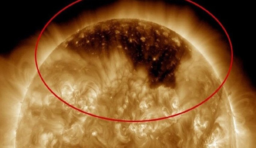 علماء يكتشفون ثقب تاجي عملاق على الشمس يفوق حجم الأرض!