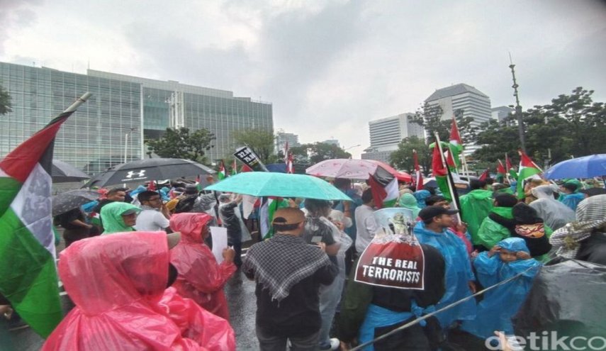 راهپیمایی روز جهانی قدس در اندونزی زیر بارش باران 
